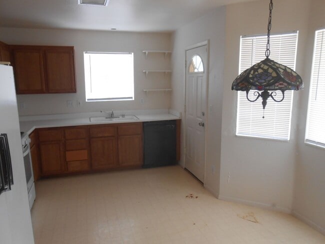 Building Photo - 5683 Fairlight Dr