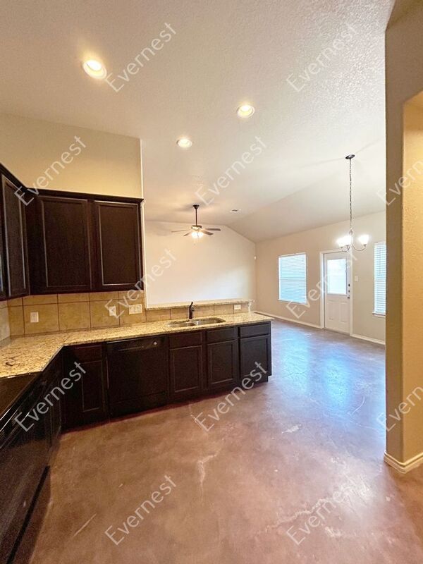 Building Photo - 2571 Pahmeyer Rd
