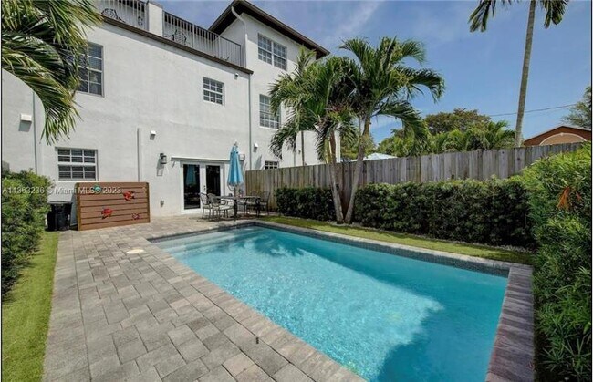 Foto del edificio - 803 NW 1st Ave