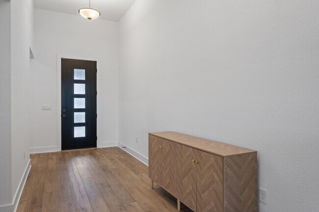 Foto del edificio - 616 Hallwood Dr