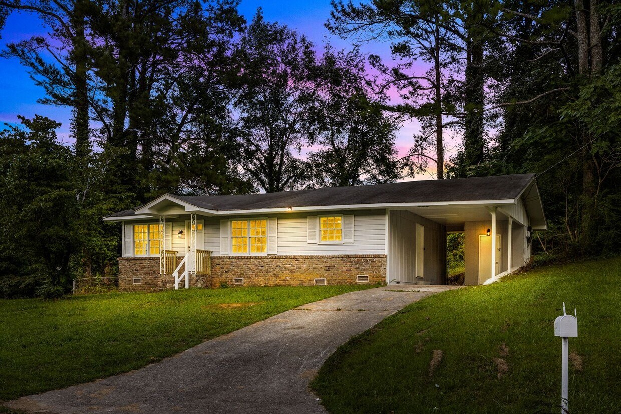 Primary Photo - Charming 3 Bedroom, 2 Bathroom house