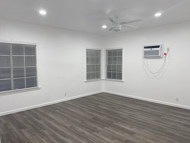 Building Photo - 8917 Clifton Way