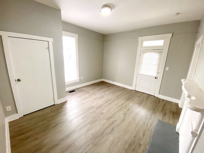 Building Photo - Newly Rehabbed Single family in Dayton! **...