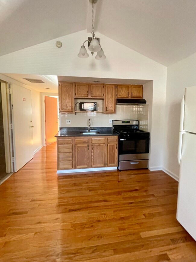 NEW - 910 Mountain St