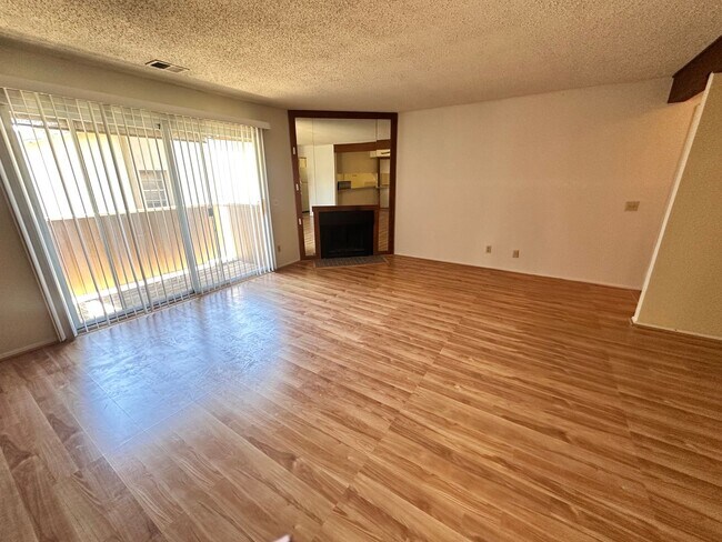 Building Photo - Stunning 3 bed 2 bath updated condo on 3rd...