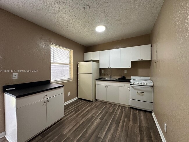 Foto del edificio - 616 NW 4th Ave
