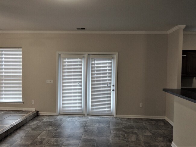 Foto del edificio - 103 Lake House Rd