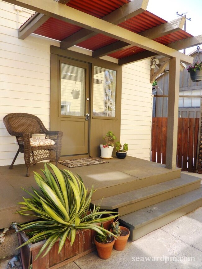 Entry - 957 E Santa Clara St