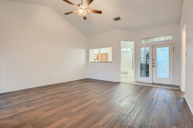 Foto del edificio - Beautiful 3/2 on Greenbelt (Inquire for Av...