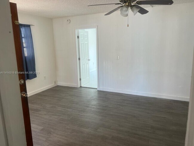 Foto del edificio - 3637 SW 14th St