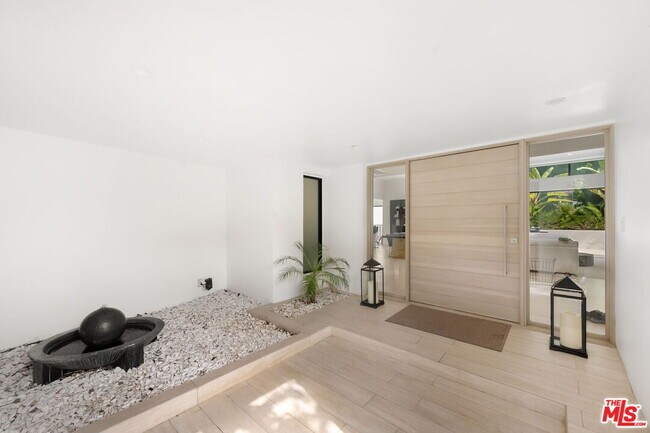 Foto del edificio - 2048 N Beverly Dr