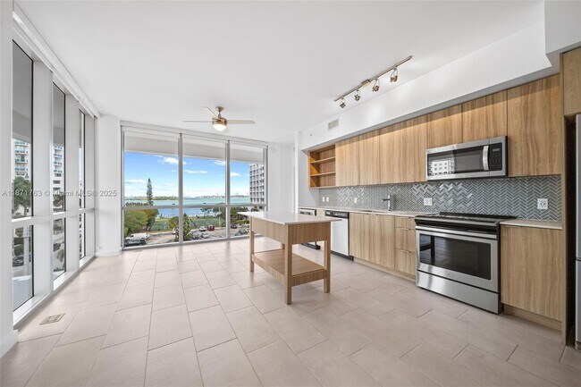 Foto del edificio - 2150 N Bayshore Dr