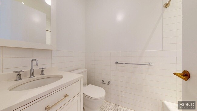 Building Photo - 452 Broome St