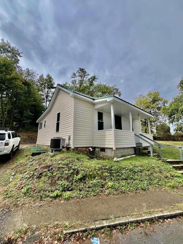 Primary Photo - 400 White Ave