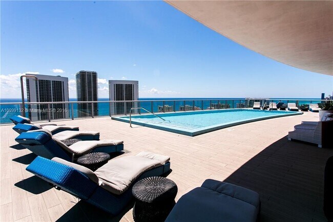Building Photo - 2602 E Hallandale Beach Blvd