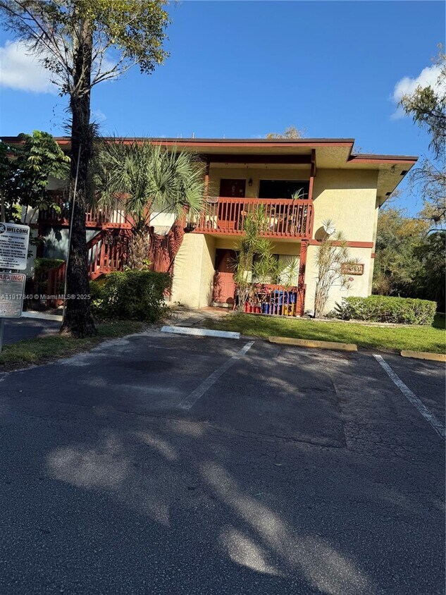 Foto principal - 4301 NW 19th St