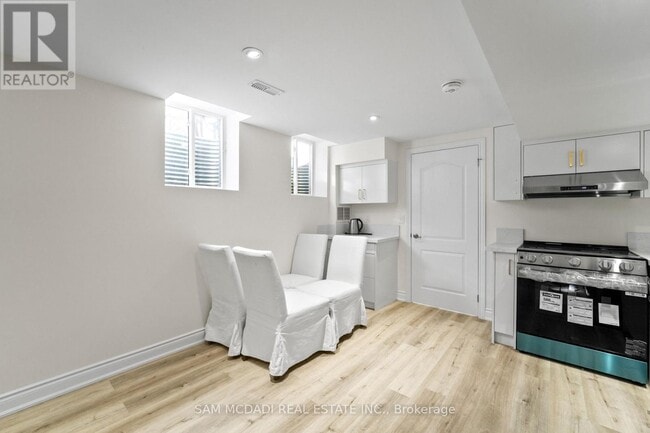 Photo du bâtiment - 904 Somerville Terrace