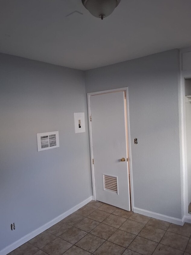 Building Photo - 245 W 83rd St