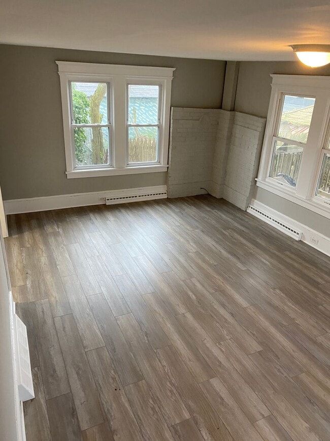 Building Photo - 3 Bedroom, 1 bathroom house in Pleasantvil...