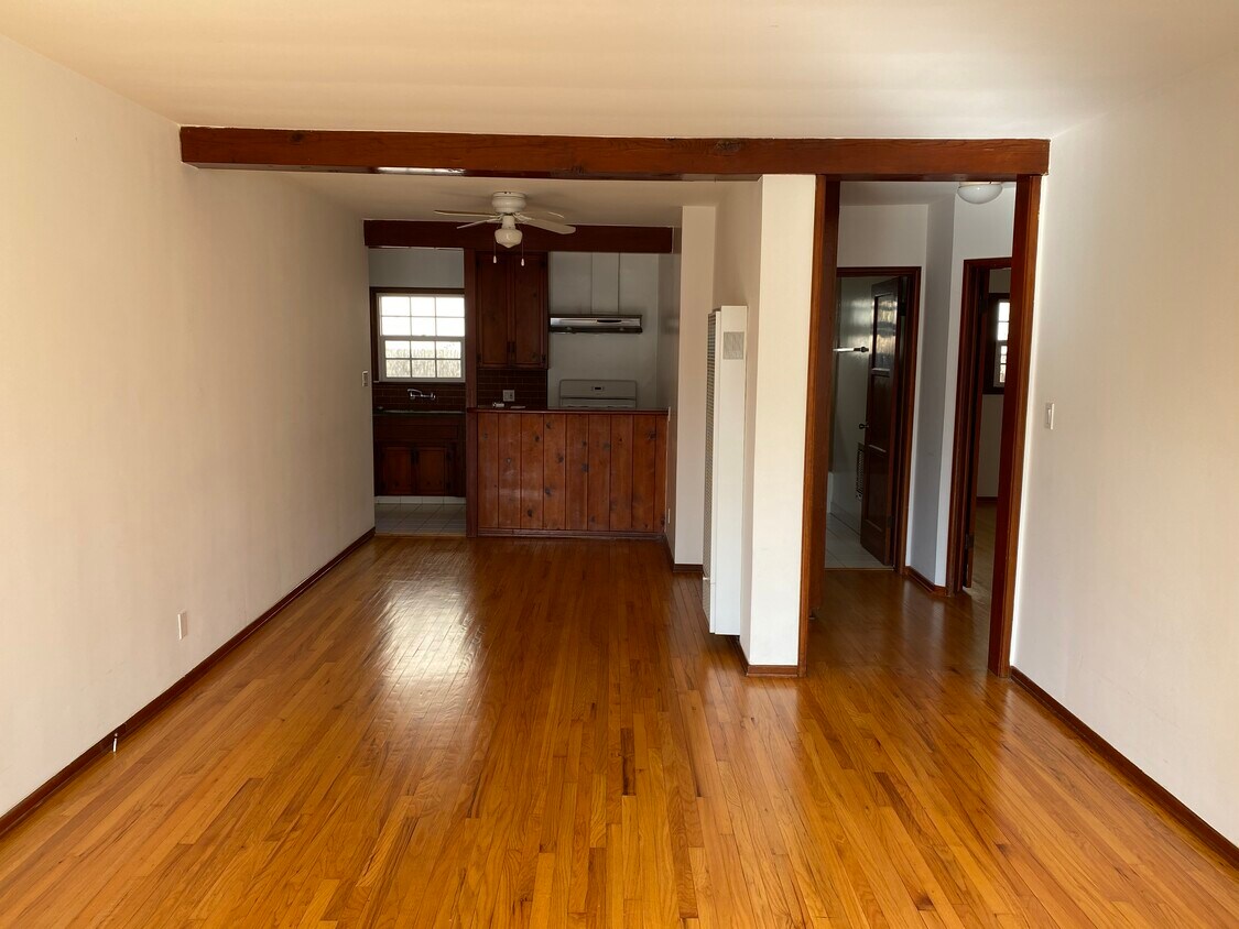 Primary Photo - 9827 Regent St