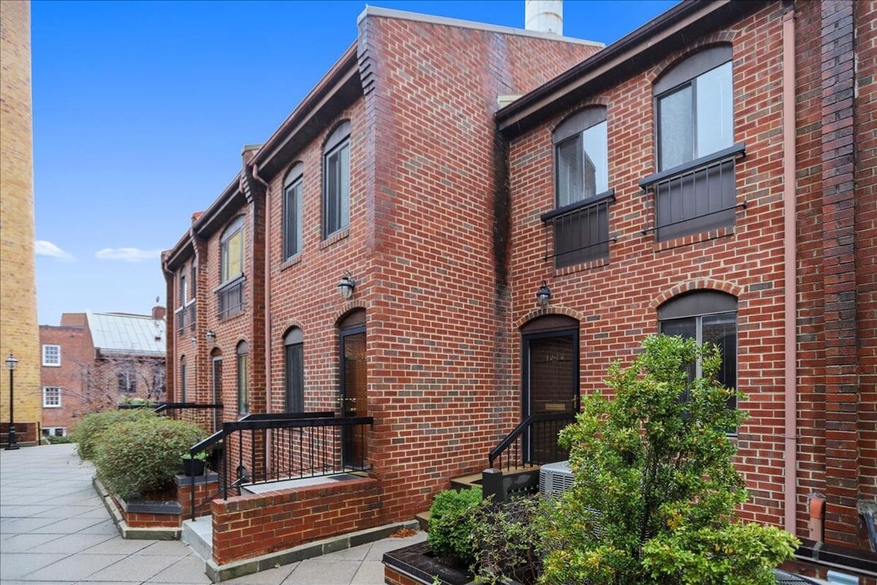 Primary Photo - Updated townhome in popular Paper Mill Cou...