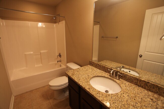 Foto del edificio - Beautiful Home in Auburn Available in June!