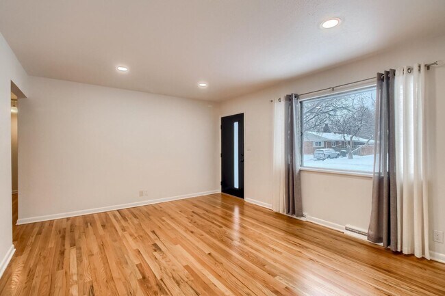 Building Photo - 3 Bedroom single family home on quiet stre...
