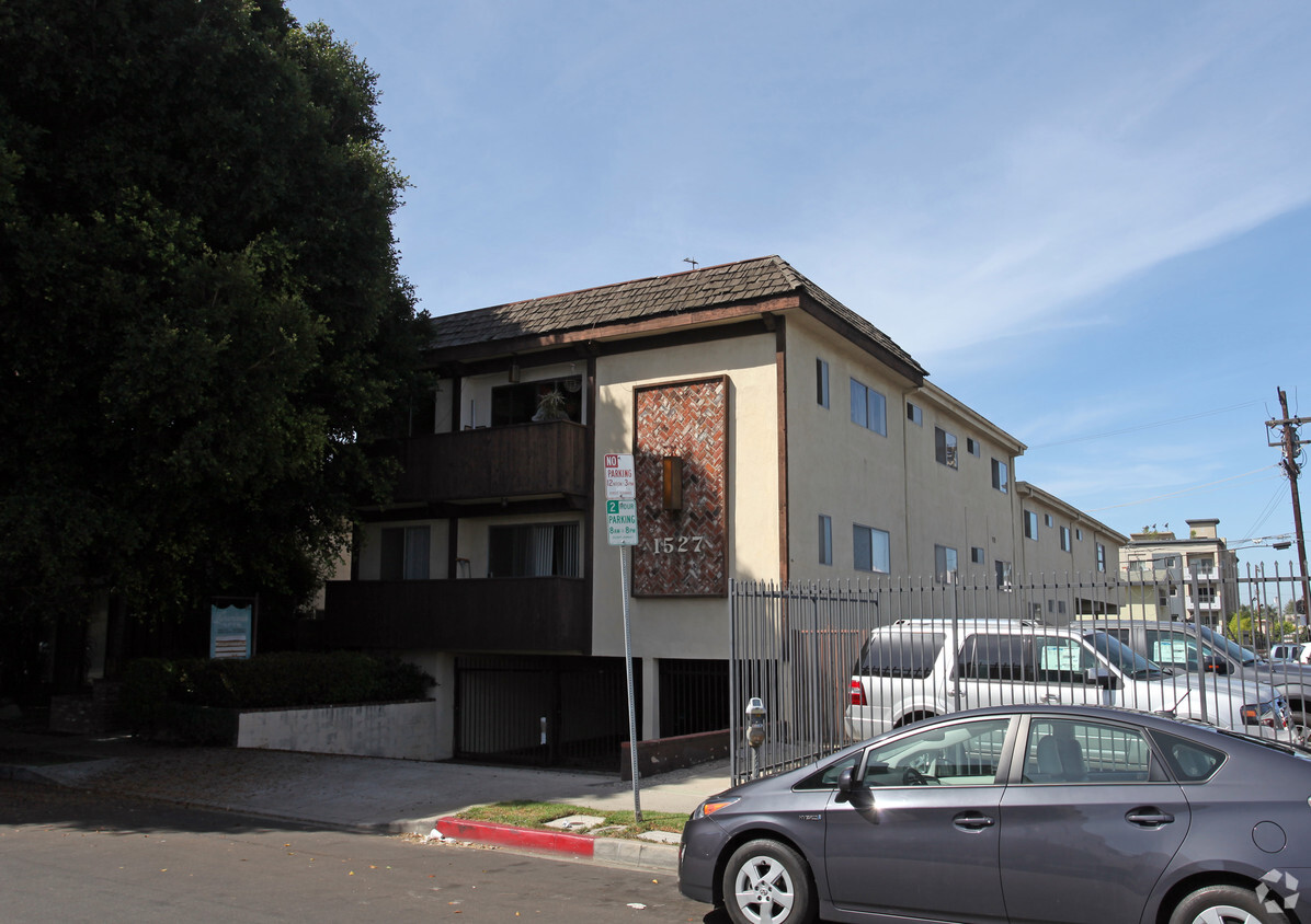Primary Photo - 1527 Granville Ave