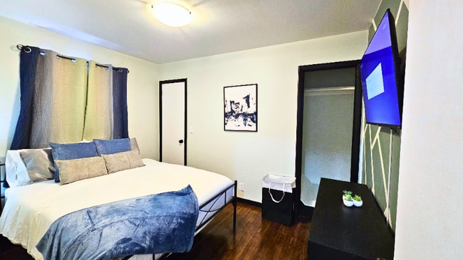 Building Photo - 7433 15th Ave S