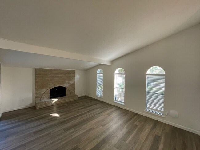 Building Photo - 18110 Navajo Trail Dr