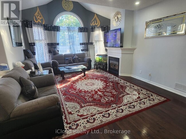 Building Photo - 271 Ryerson Crescent