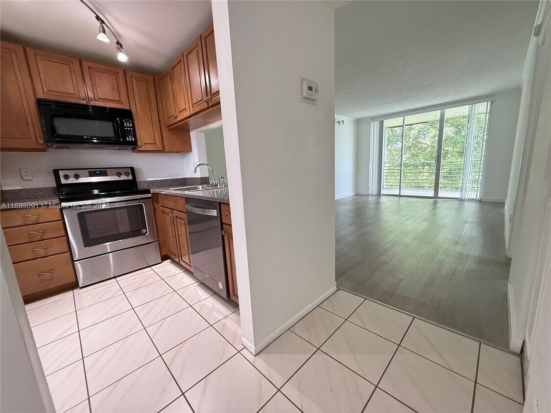 Foto principal - 9235 Lagoon Pl