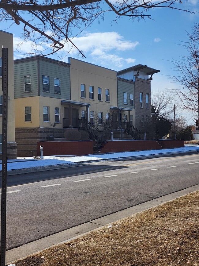 Casas adosadas exteriores frente a la avenida 23 - Parkside Apartments - Affordable Housing