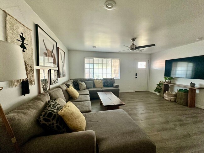 Building Photo - 1020 S Lola Ln