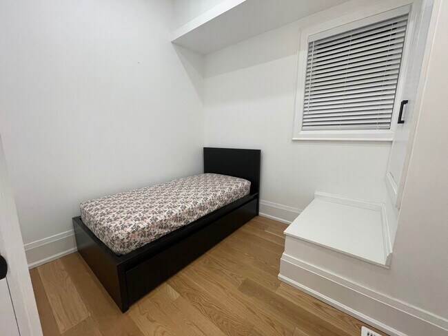 Building Photo - 30 Stock Av