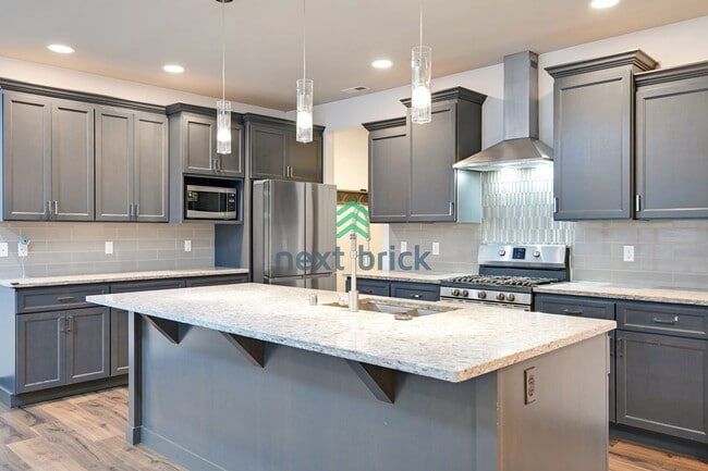 Foto del edificio - Stunning 3 Beds and 3 Bath Single Family with additional office space and entertainment room read...