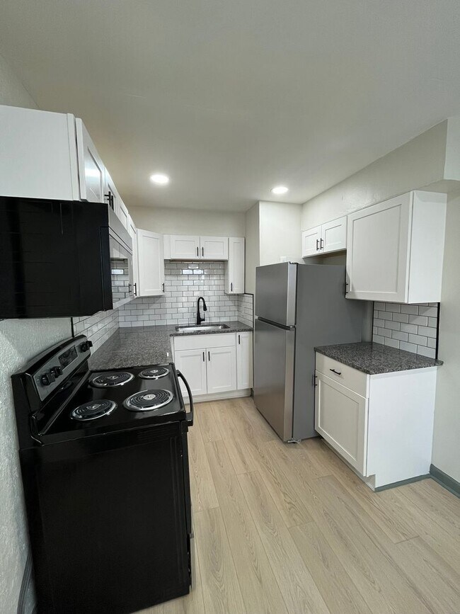 Foto del edificio - Beautifully Renovated 3BR Home with Modern Finishes & Spacious Living Areas