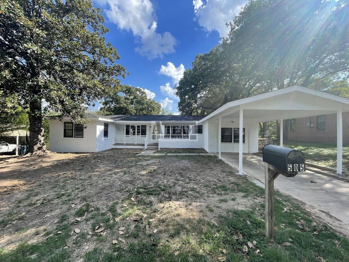 Foto principal - Newly updated 3 Bedroom 2 Bath located in ...
