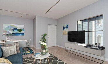 Building Photo - 720 W 4th St Building Photo - 720 W 4th St