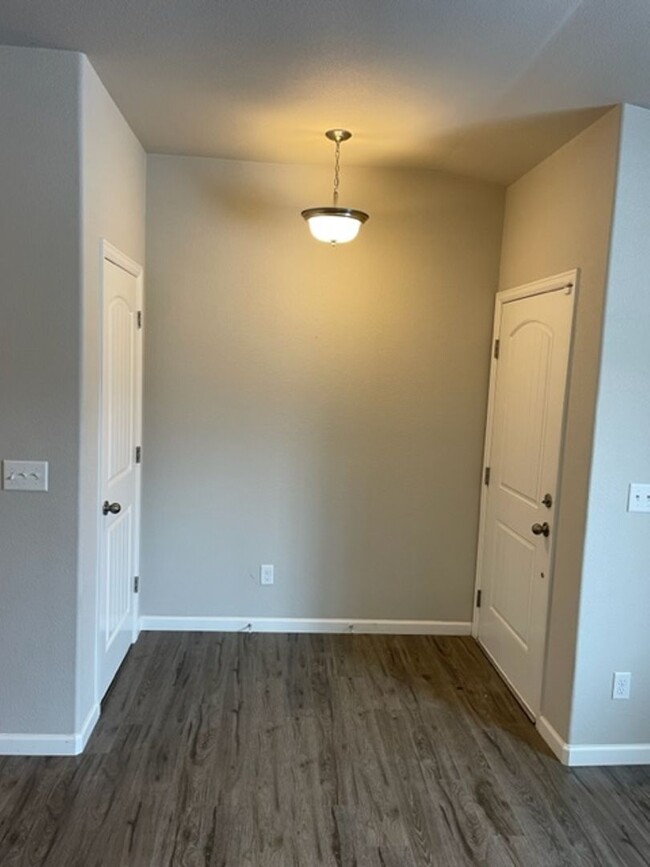 Building Photo - Beautiful 3BD/2.5BA Townhome in The Vistas...