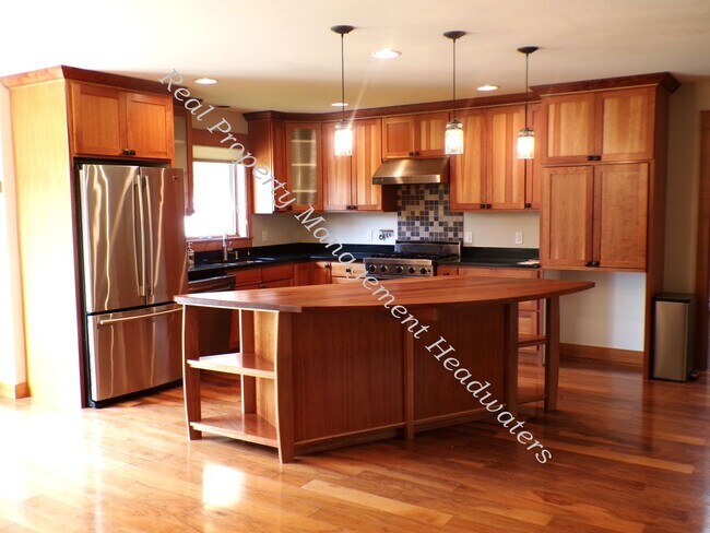 Foto del edificio - 5 Bedroom 2-1/2 Bath House for Rent
