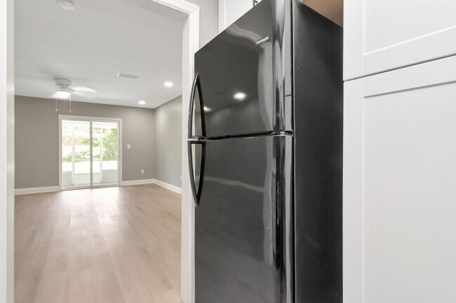 Foto del edificio - Totally Remodeled Duplex w/ New Fenced Bac...