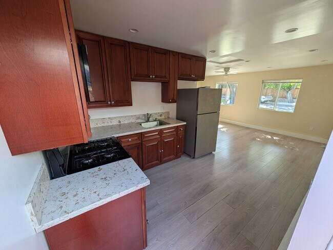 Cocina abierta al salón con luz natural. - 6534 Peterson Ave