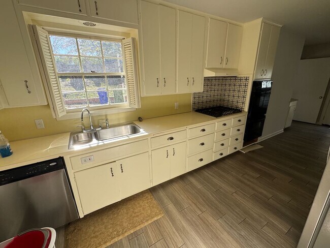 Foto del edificio - 2727 Lindsey Hollow Rd