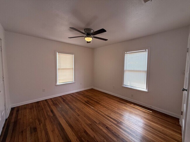 Foto del edificio - Newly Renovated 2 Bed Home | Hardwood Floors + Updated Interior!