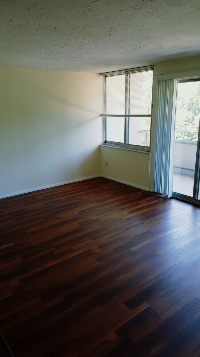 Foto del edificio - 12900 Lake Ave