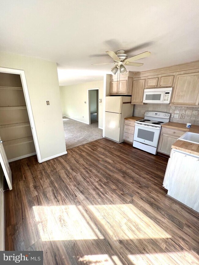 Foto del edificio - 8058 Croom Rd