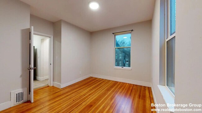 Foto del edificio - Beautiful 3 Bed Coming Available