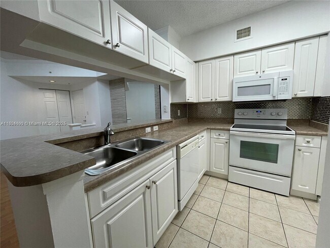 Foto del edificio - 17100 N Bay Rd