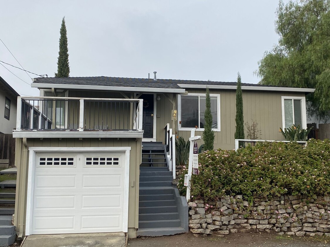 Primary Photo - Charming 2 bedroom with a backyard and a l...